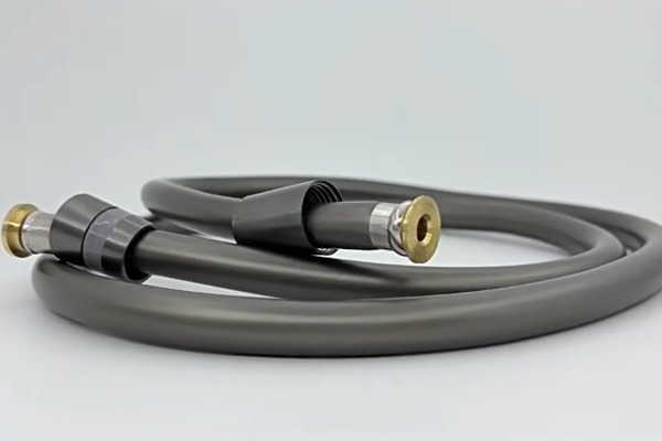 不銹鋼還是PVC？家用淋浴軟管到底該選哪個(gè)？